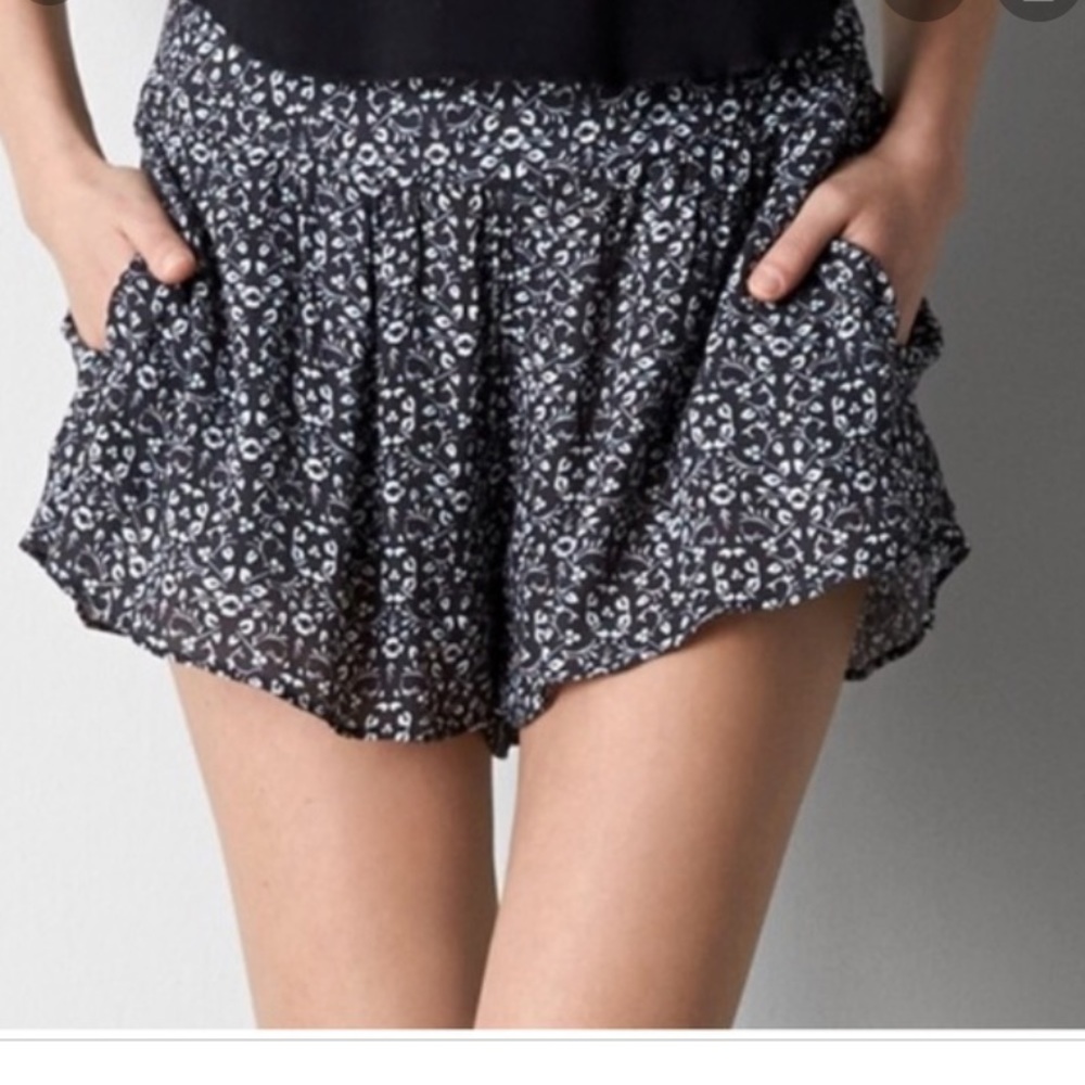 American Eagle Flower Flowy Shorts